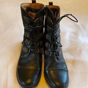 Picolinos black leather lace up boots, size 39.